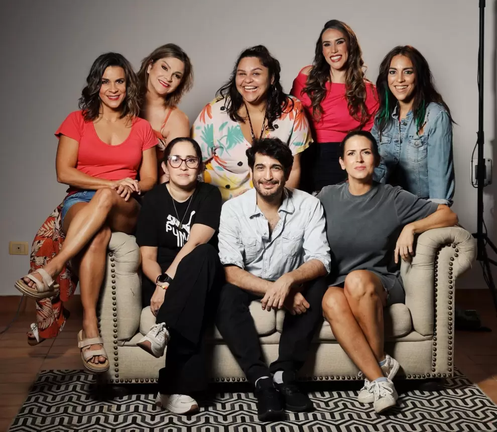 Elenco de ¿Cómo es posible que te quiera tanto? y su director, Diego Mongelós.