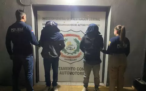 Hombres detenidos.