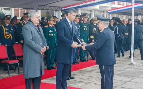 Entrega de distinci�n de Pe�a a Silguero.