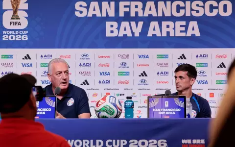 Gustavo Alfaro (izquierda) y Andr�s Cubas (derecha) en la rueda de prensa previa al partido ante Australia.