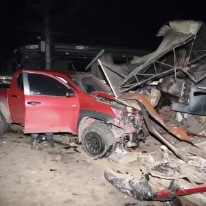Fatal accidente: camión colisiona con una camioneta y se incrusta en una vivienda matando a una mujer de nacionalidad china