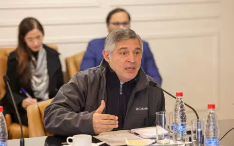 Ministro del MEC, Luis Ram�rez en reuni�n con la Comisi�n que investiga t�tulos falsos.