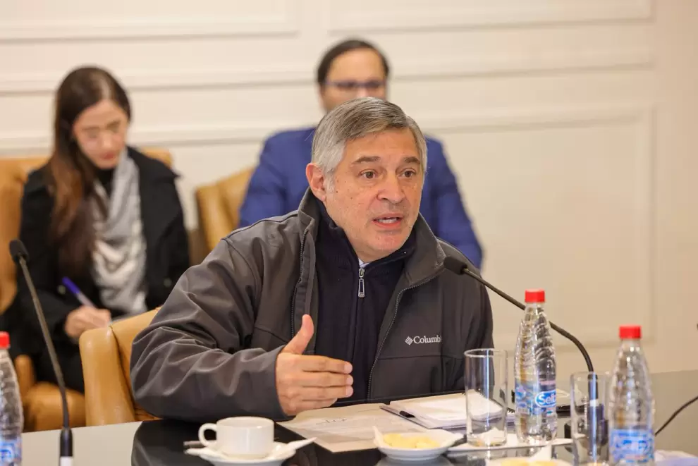 Ministro del MEC, Luis Ram�rez en reuni�n con la Comisi�n que investiga t�tulos falsos.
