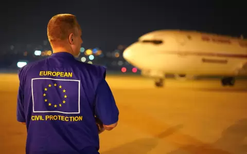 Operario espera la llega de ayuda humanitaria a trav�s del Mecanismo de Protecci�n Civil de la UE.