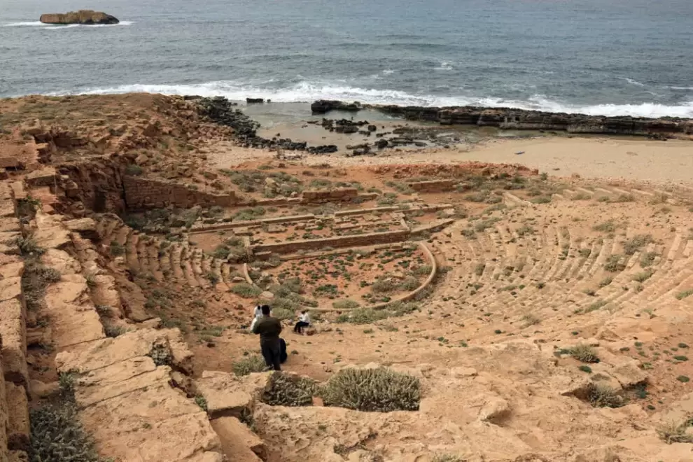 Visitantes recorren el antiguo teatro griego del yacimiento arqueol�gico de Apolonia, cerca de la ciudad de Susa.