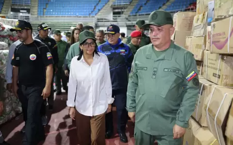 La presidenta encargada de Venezuela, Delcy Rodr�guez junto a un equipo de rescate.