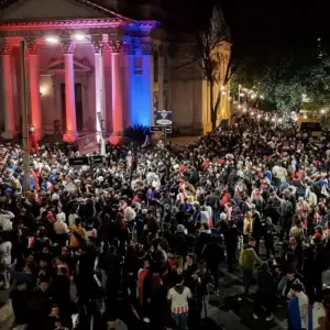 Dos aprehendidos y decenas de denuncias por celulares perdidos durante los festejos en el microcentro