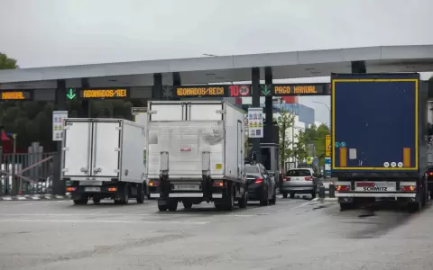 Varios camiones esperan para pasar por el peaje de acceso a Mercamadrid.
