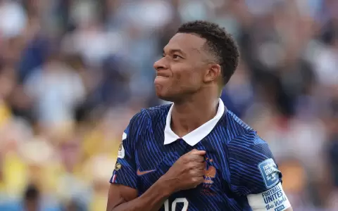Kylian Mbapp� anot� un doblete ante Suecia y alcanz� a Lionel Messi en la tabla de goleadores de este Mundial.