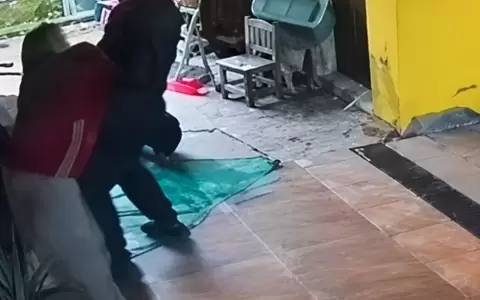 Momento en que el hombre inici� el ataque a la mujer.