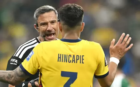 Piero Hincapi� protestando al �rbitro en el partido ante M�xico.