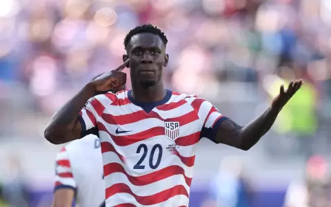 Foralin Balogun anot� el primer tanto, pero luego dej� a su equipo en inferioridad de jugadores.