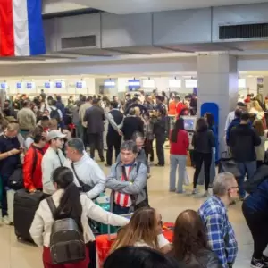Paraguayos en el aeropuerto Silvio Pettirossi.