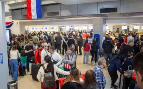 Paraguayos en el aeropuerto Silvio Pettirossi.