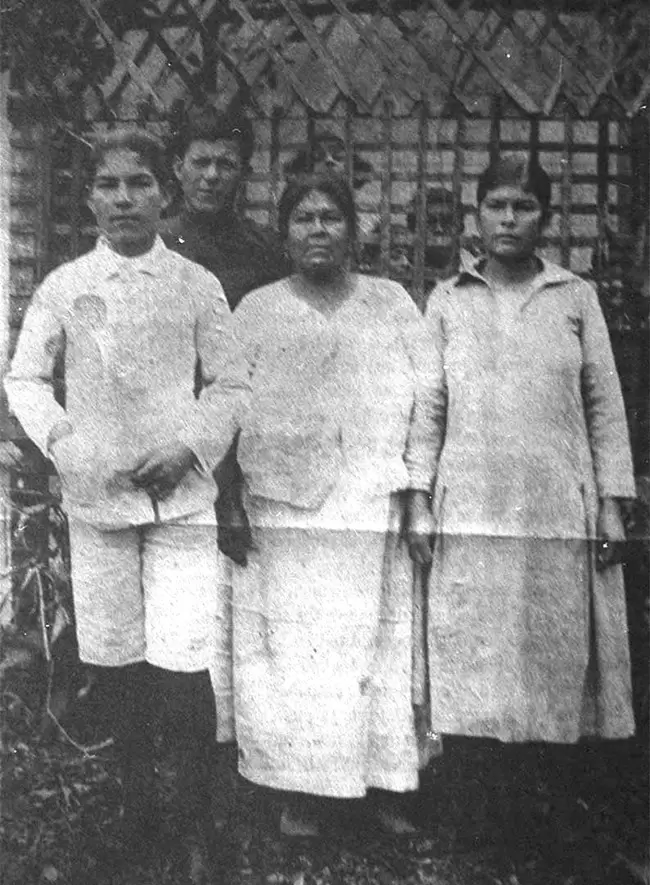 Jos� Asunci�n Flores con su madre Magdalena Flores y sus hermanos Daniel y Delia. Cortes�a