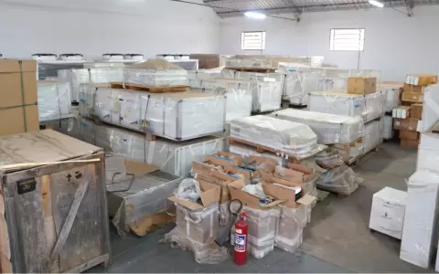 Fretes verific� el estado de los quir�fanos modulares adquiridos para el Hospital Central y otros equipos almacenados.