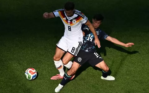 Andr�s Cubas disputando un bal�n con Leon Goretzka.