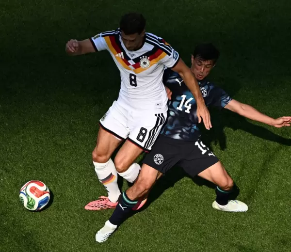 Andr�s Cubas disputando un bal�n con Leon Goretzka.