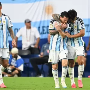 Cristian Romero (izquierda), Lionel Messi (centro) y Lisandro Mart�nez (derecha) anotaron los goles del triunfo.