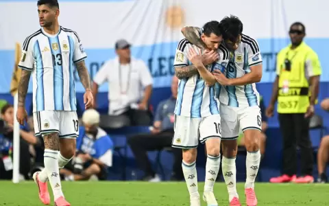 Cristian Romero (izquierda), Lionel Messi (centro) y Lisandro Mart�nez (derecha) anotaron los goles del triunfo.