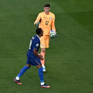 Orlando Gill se acerc� a Kylian Mbapp� para felicitarlo tras el pitazo final, pero el franc�s ignor� el saludo.