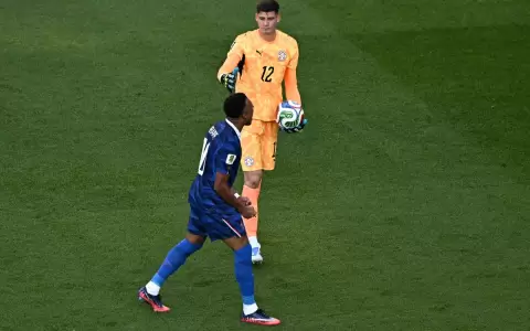 Orlando Gill se acerc� a Kylian Mbapp� para felicitarlo tras el pitazo final, pero el franc�s ignor� el saludo.