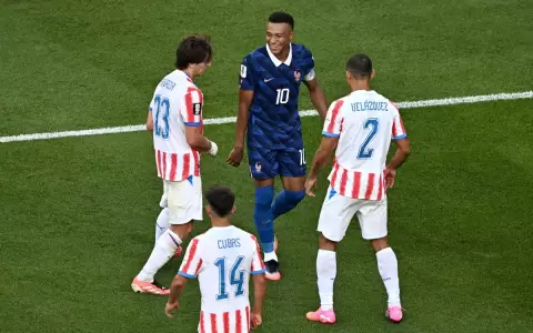 Kylian Mbapp� rodeado por Mat�as Galarza, Gustavo Vel�zquez y Andr�s Cubas.