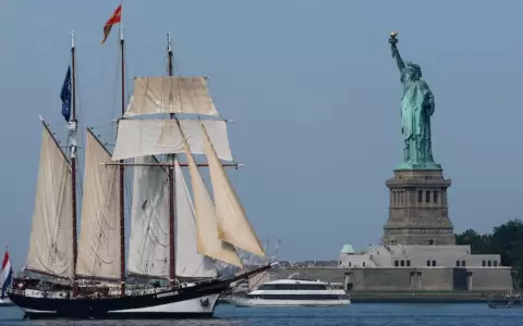 La goleta neerlandesa Oosterschelde naveg� cerca de la Estatua de la Libertad durante el desfile n�utico Sail 250.