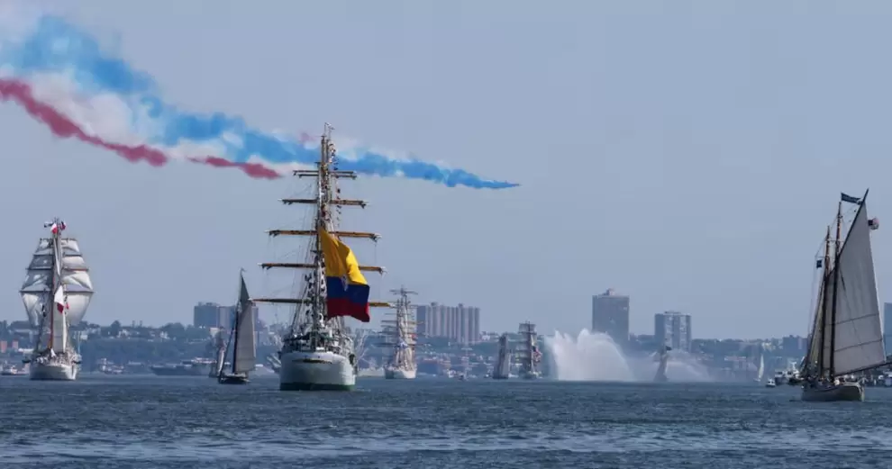 El ARC Gloria de Colombia particip� en el desfile n�utico Sail 250 en el puerto de Nueva York.