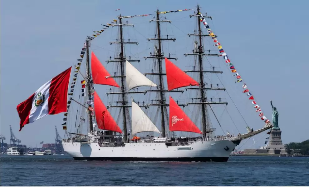 El velero BAP Union de Per� fue parte del desfile por el 250 aniversario en el D�a de la Independencia.