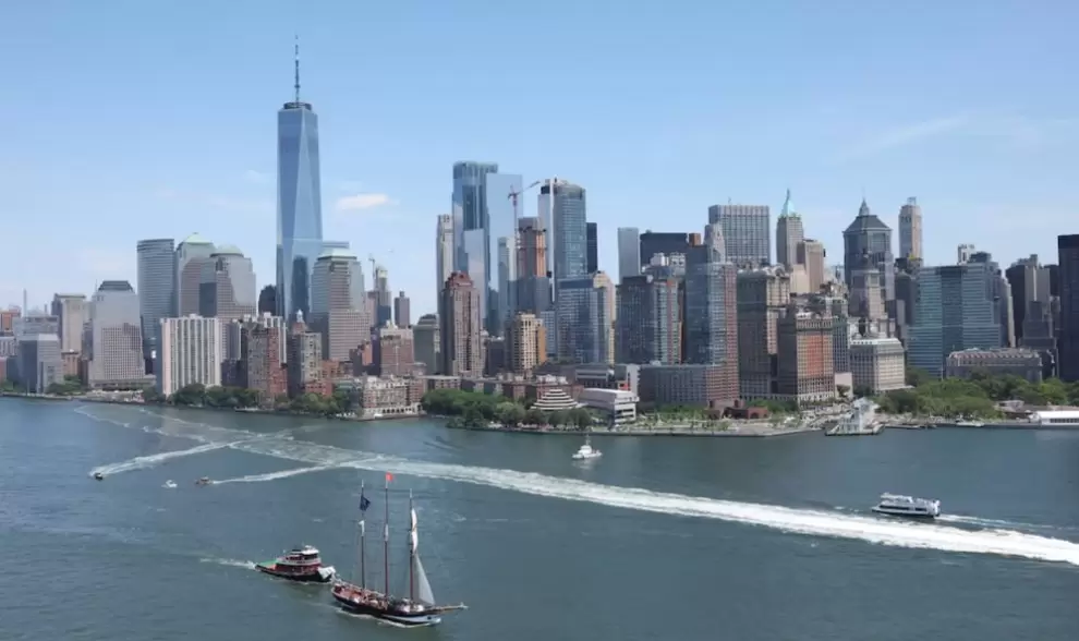 El Oosterschelde de los Pa�ses Bajos particip� en el desfile n�utico Sail 250.