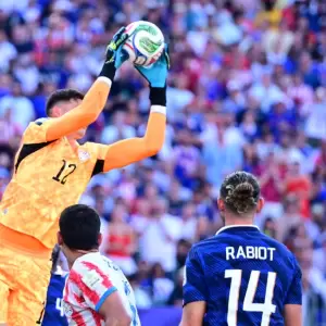 Orlando Gill descolgando un bal�n a�reo ante Francia.