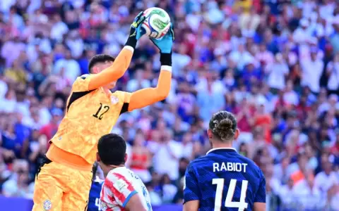 Orlando Gill descolgando un bal�n a�reo ante Francia.