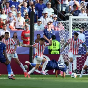 Diego G�mez cometi� una infracci�n sobre D�sir� Dou�, la cual deriv� en el penal convertido por Kylian Mbapp�.