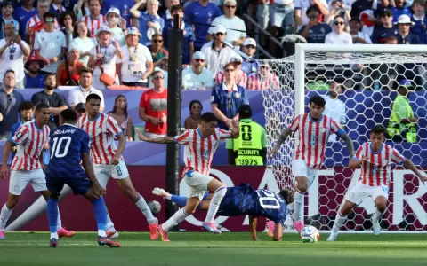 Diego G�mez cometi� una infracci�n sobre D�sir� Dou�, la cual deriv� en el penal convertido por Kylian Mbapp�.