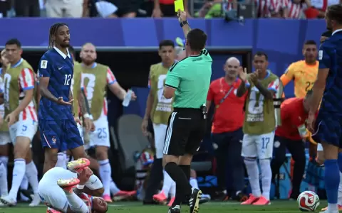 Bradley Barcola fue amonestado ante Paraguay tras un altercado con Mat�as Galarza.