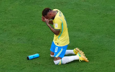 Tras la derrota ante Noruega, Neymar se derrumb� en el c�sped, llor� y fue consolado por compa�eros.