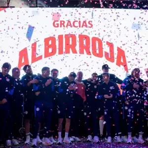 Entre aplausos y emoción, la Albirroja regresó a casa y Alfaro lanzó un mensaje: "Que esta llama nunca se vuelva a apagar"