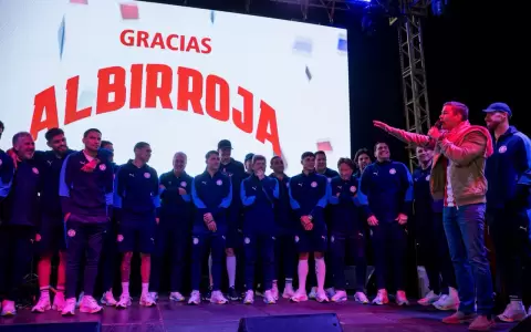 Santiago Pe�a hablando al plantel de la Albirroja.