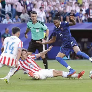 Mat�as Galarza cortando un avance de Michael Olise en el duelo de octavos entre Paraguay y Francia.