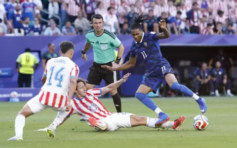 Mat�as Galarza cortando un avance de Michael Olise en el duelo de octavos entre Paraguay y Francia.