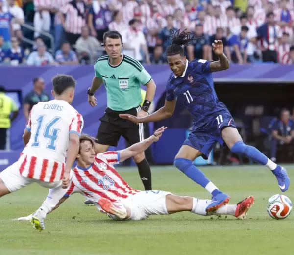 Mat�as Galarza cortando un avance de Michael Olise en el duelo de octavos entre Paraguay y Francia.