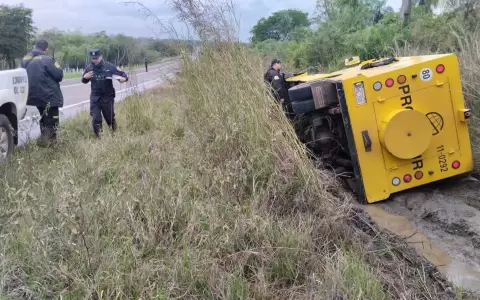 Cami�n blindado vuelca al esquivar un bache sobre la ruta Tacuat�-Horqueta.