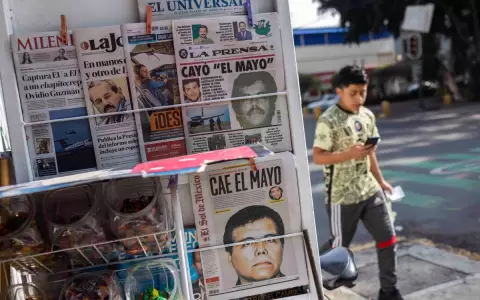 Portadas de peri�dicos mexicanos que muestran la noticia de la captura de Ismael "El Mayo" Zambada, en la Ciudad de M�xico el 26 de julio de 2024.