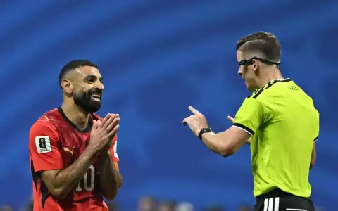 El egipcio Mohamed Salah protestando una acci�n al �rbitro Fran�ois Letexier.