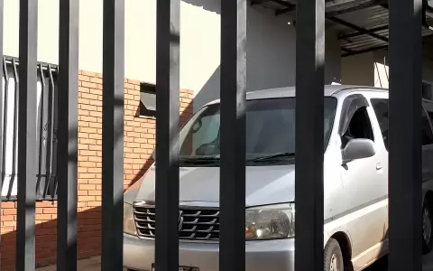La menor fue trasladada de urgencia al Hospital del �rea 2 de la Fundaci�n Tes�i, donde se constat� el deceso.