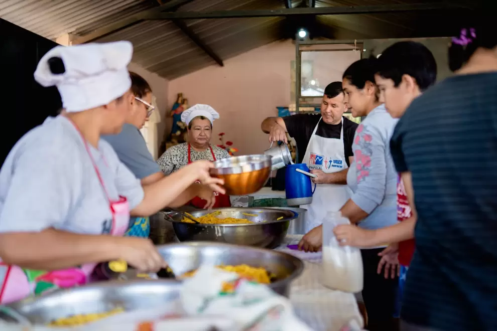 Banco de alimentos- cena anual- almuerzo - plato de comida. cena solidaria