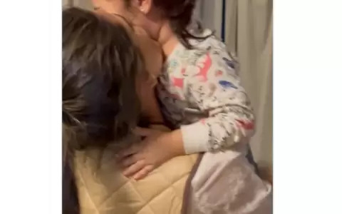 La peque�a al reencontrarse con su madre.