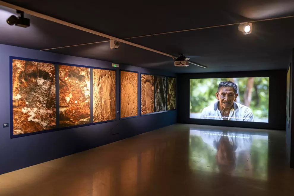 Audiovisual y pisadas humadas. Cortes�a