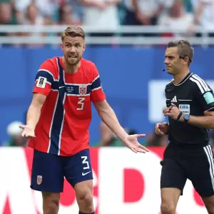 El defensor Kristoffer Vassbakk protestando al �rbitro Cl�ment Turpin durante el Noruega vs. Inglaterra.